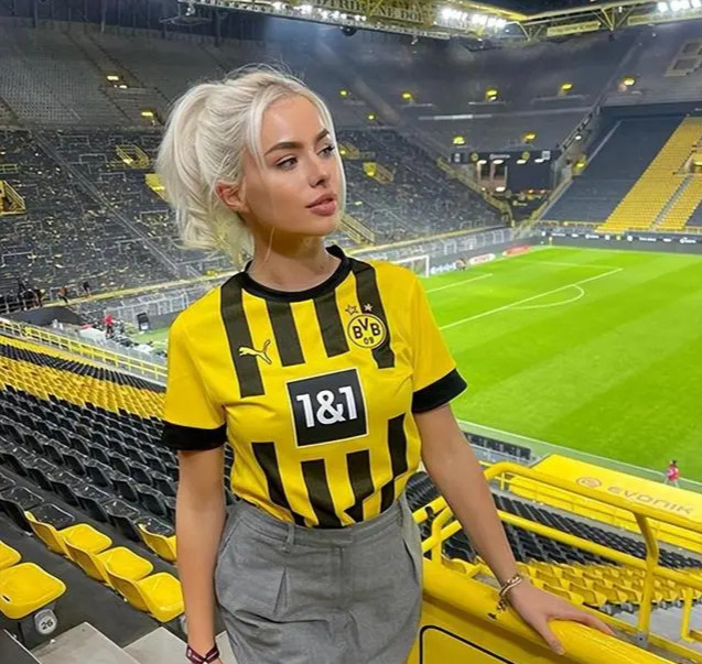 包含多特蒙德今日表现抢眼，皇马整场无解，教练赛后亲自拥抱的词条