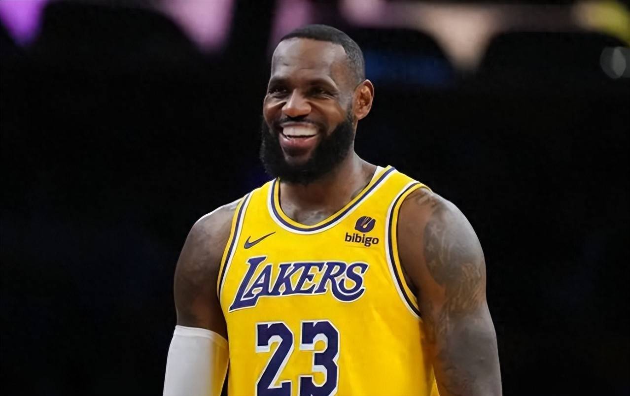  詹姆斯回归赛场，问鼎冠军首场状态亮眼，法国队观众沸腾！